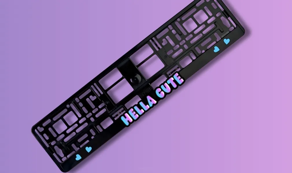 RAMKA TABLICY REJESTRACYJNEJ - HELLA CUTE