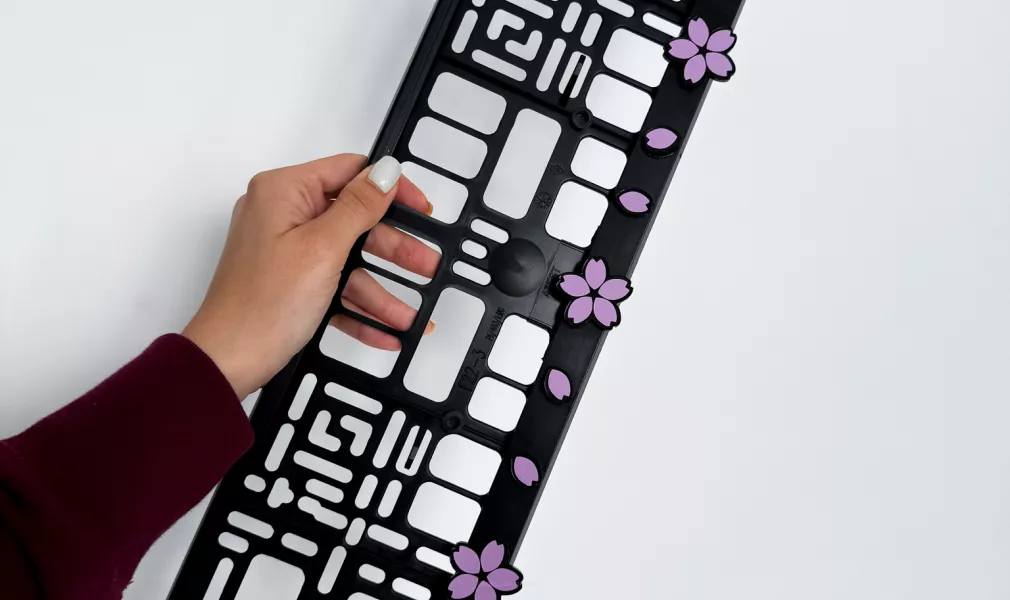 RAMKA TABLICY REJESTRACYJNEJ - SAKURA