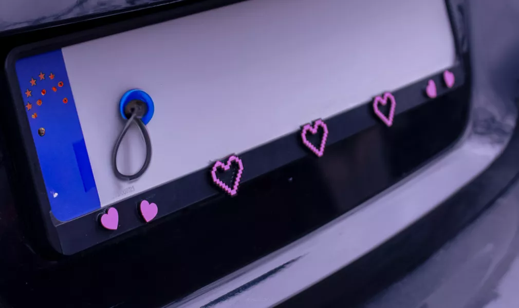 RAMKA TABLICY REJESTRACYJNEJ - PIXEL HEART (1 szt.)