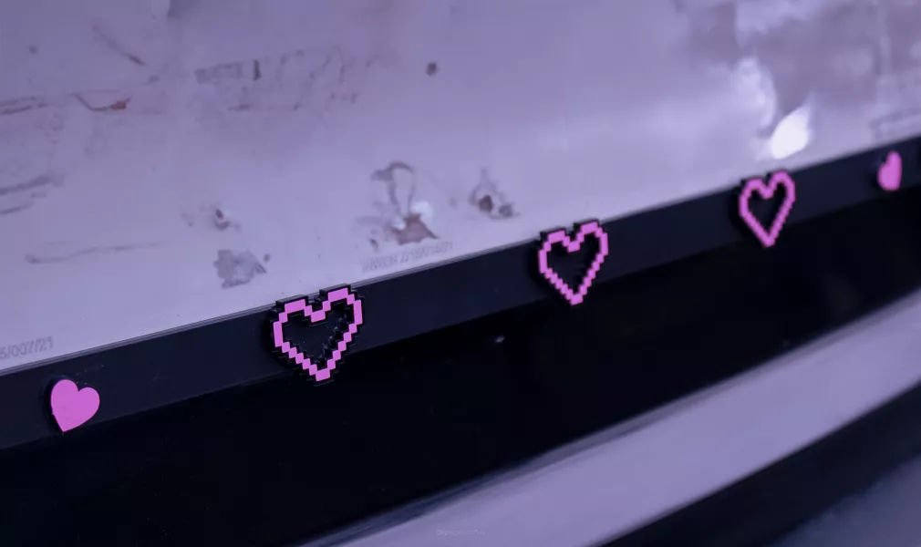 RAMKA TABLICY REJESTRACYJNEJ - PIXEL HEART (1 szt.)